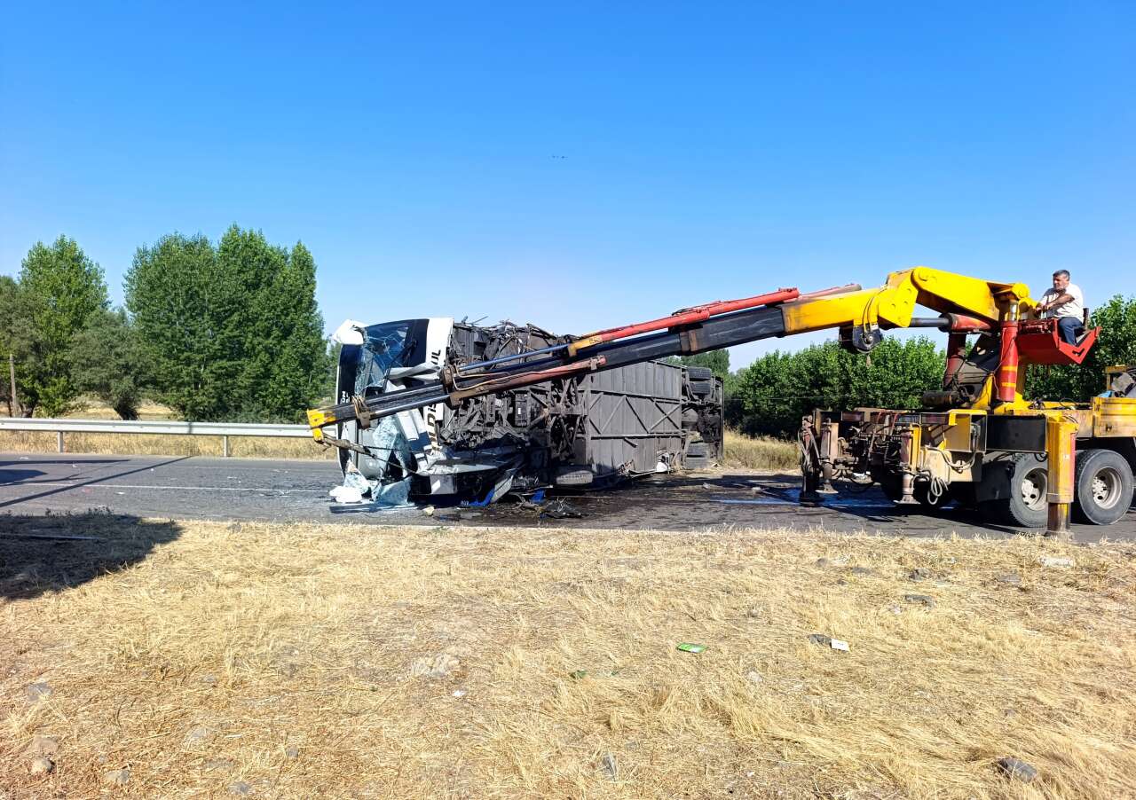 Bariyerlere çarpan yolcu otobüsü devrildi! 22 yaralı var 5